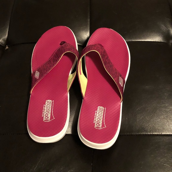 skechers go go mat flip flops